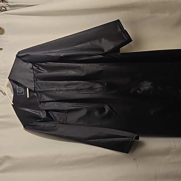 Oak Hall Horizon | 5'3" to 5'5" Black Zip Up Graduation Gown - Picture 2 of 5